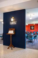 Un vestíbulo con una pared con un cartel de Walmart. en 旅行博物館 Hôtel du Musée, en Taitung