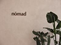 een groene plant naast een bord met de tekst 'nomade' bij Stella Blue Seaside Resort in Chersonissos