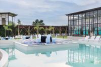 een zwembad met stoelen en een gebouw bij Sitara Palace and Resort in Bhopal