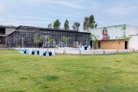 een gebouw met een muurschildering aan de zijkant bij Sitara Palace and Resort in Bhopal