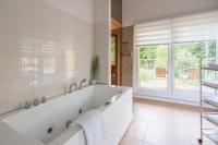 Ein Badezimmer in der Unterkunft Ferienpark Rübezahl am Müggelsee, Haus 21 Efeu mit eigener Sauna, idealer Ort für Natur- und Erholungssuchende, für Radfahrer, Familien mit Kindern und Hundeliebhaber