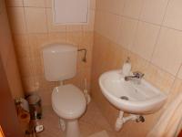 A bathroom at Lola Apartman