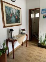 una habitación con una mesa y una foto en la pared en Hotel Carioca Palace, en Pindamonhangaba