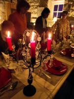 une table avec des bougies sur une table dans l'établissement La Belle Hermine, à Tonquédec