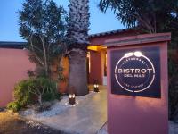 ein Schild vor einem Gebäude mit einer Palme in der Unterkunft Camping DEL MAR 4 Étoiles à ARGELÈS SUR MER Mobil-Home Excellence 3Ch 2Sdb 2Wc au calme, à 500m des plages, Restaurant, Bar, Animations in Argelès-sur-Mer