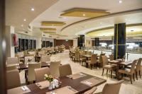 Un comedor con mesas y sillas en un restaurante. en Vintro Inn - Nozha Aqua Park, en Ras Sedr