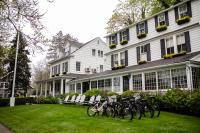 un grupo de bicicletas estacionadas frente a una casa en The Maidstone Inn, en East Hampton