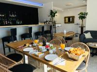 un comedor con una mesa con comida. en Residence Canella, en Sari Solenzara