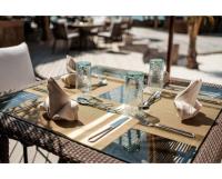 法福Aluoly 23 Private Resort的餐桌,餐巾和餐具