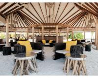 法福Aluoly 23 Private Resort的餐厅内带桌椅的凉亭