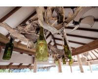 法福Aluoly 23 Private Resort的天花板上挂着一束葡萄酒瓶