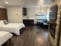 Una habitación de hotel con dos camas y cocina. en Spruce Lodge, en Seward