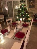 une table de Noël avec un arbre de Noël dans une pièce dans l'établissement La Belle Hermine, à Tonquédec