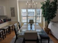 ein Esszimmer mit Tisch und Stühlen in der Unterkunft Beautiful 1500 s f 3 Bd - 2 Ba condo overlooking stream and golf course in Myrtle Beach