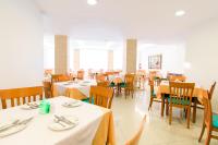 Reštaurácia alebo iné gastronomické zariadenie v ubytovaní Hotel Riviera