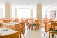 Reštaurácia alebo iné gastronomické zariadenie v ubytovaní Hotel Riviera