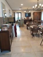 Un restaurante con mesas y sillas y un comedor. en Hotel VillaMarcilla, en Marcilla