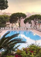 a large swimming pool with chairs and trees at Hotel Las Vegas in Salou
