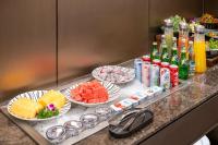 um buffet com pratos de comida e bebidas no balcão em Crystal Orange Hotel Qingdao May Fourth Square Seaview Branch em Qingdao