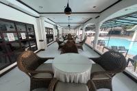 安吉利斯安格里斯帕乐思酒店的一间带桌椅的用餐室和一个游泳池