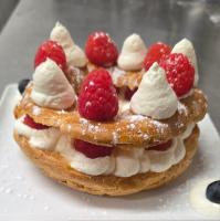 ArandasにあるL'Auberge de Julien et Magaliのホイップクリームとラズベリーを添えたパンケーキ