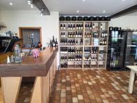 ArandasにあるL'Auberge de Julien et Magaliのたくさんのワインボトルが置かれた部屋にあるバー