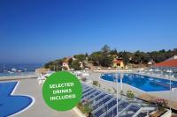 ein Blick auf einen Swimmingpool mit der Aufschrift „Ausgewählte Getränke inklusive“ in der Unterkunft Maistra Select Petalon Resort in Vrsar