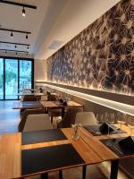 Un restaurante con mesas y sillas de madera y un mural en la pared. en Dazzler by Wyndham Salta, en Salta