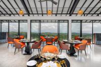 een restaurant met tafels en stoelen en grote ramen bij Ligness Green Odyssey 