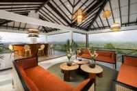 een woonkamer met oranje meubels en een groot raam bij Ligness Green Odyssey 