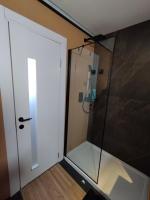 eine Dusche mit einer Glastür in einem Badezimmer in der Unterkunft Wonder Elat in Eilat