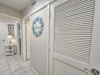 ein Zimmer mit einer Tür mit Jalousien in der Unterkunft Serene 2 bed, 2 bath lodge, with amenities, 101AC lodge in Myrtle Beach