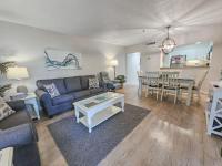 ein Wohnzimmer mit einer Couch und einem Tisch in der Unterkunft Serene 2 bed, 2 bath lodge, with amenities, 101AC lodge in Myrtle Beach