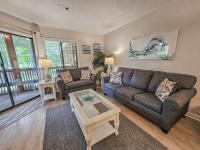ein Wohnzimmer mit einer Couch und einem Tisch in der Unterkunft Serene 2 bed, 2 bath lodge, with amenities, 101AC lodge in Myrtle Beach