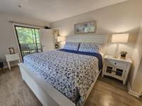 Ein Bett oder Betten in einem Zimmer der Unterkunft Serene 2 bed, 2 bath lodge, with amenities, 101AC lodge
