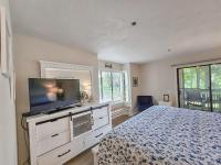 Ein Bett oder Betten in einem Zimmer der Unterkunft Serene 2 bed, 2 bath lodge, with amenities, 101AC lodge