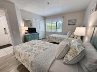 Ein Bett oder Betten in einem Zimmer der Unterkunft Serene 2 bed, 2 bath lodge, with amenities, 101AC lodge