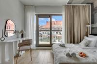 Ein Bett oder Betten in einem Zimmer der Unterkunft Waterlane Riverside - SPA, Pool, Gym &amp; Parking by Downtown Apartments