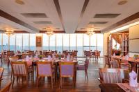 Εστιατόριο ή άλλο μέρος για φαγητό στο Hulhule Island Hotel- Private Beach Access & Airport Pick-up and Drop