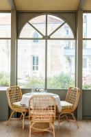 Serra Boutique Hôtel في آجا: غرفة طعام بها طاولة وكراسي ونافذة