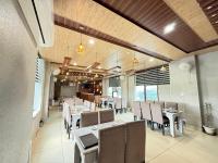 Un comedor con mesas y sillas en un restaurante. en Hotel HD Residency A Unit By Hotel Harbans, en Patiala