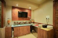 Kuchyň nebo kuchyňský kout v ubytování HOTEL DOUBLE CROWN Mumbai AIRPORT T2