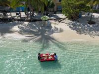 una pareja de personas en un bote en el agua en Beach Villa Maldives - hotel by the beach, en Dhiffushi