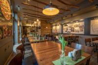 Ein Restaurant oder anderes Speiselokal in der Unterkunft Ferienpark Rübezahl am Müggelsee, Haus 21 Efeu mit eigener Sauna, idealer Ort für Natur- und Erholungssuchende, für Radfahrer, Familien mit Kindern und Hundeliebhaber 