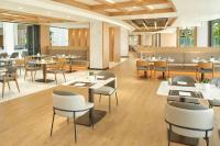 um restaurante com mesas e cadeiras brancas e uma cafetaria em Courtyard by Marriott Pyeongtaek em Pyeongtaek