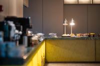 杭州市にあるUrba Hotel Hangzhou Sijiqing Qingchun Square Subway Station Branchのカウンター