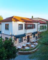 Un hotel con mesas y sillas delante. en Saye Konak Hotel &#39; Kaleiçi&amp;Oldtown&#39;, en Antalya