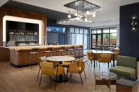 un ristorante con tavoli e sedie e un bar di Courtyard by Marriott Billings a Billings