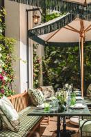 een tafel op een patio met een tafel bij Valverde Lisboa Hotel & Garden - Relais & Chateaux in Lissabon