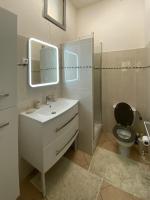 Ein Badezimmer in der Unterkunft Villa Serenice - F2 au calme, climatisé, WIFI et parking gratuit